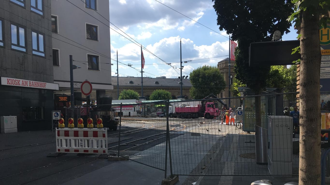 Kein Durchkommen mehr: Weil die Gleise am Mainzer Hauptbahnhof saniert werden, ist es eng rund um die Straßen des Gebäudes.