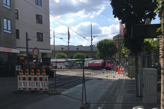 Kein Durchkommen mehr: Weil die Gleise am Mainzer Hauptbahnhof saniert werden, ist es eng rund um die Straßen des Gebäudes.