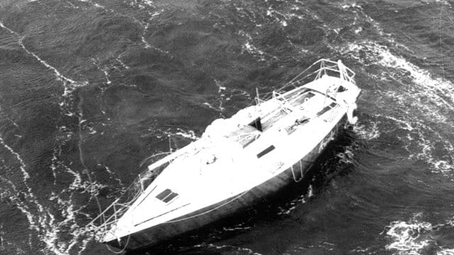 Das verlassen im Meer vor der irischen Südküste treibende Wrack der Jacht "Ariadne" am 14. Das verlassen im Meer vor der irischen Südküste treibende Wrack der Jacht "Ariadne" am 14.