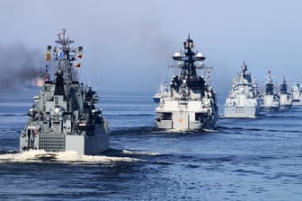 Russische Kriegsschiffe (Symbolfoto): Die Übung soll neun Tage dauern.