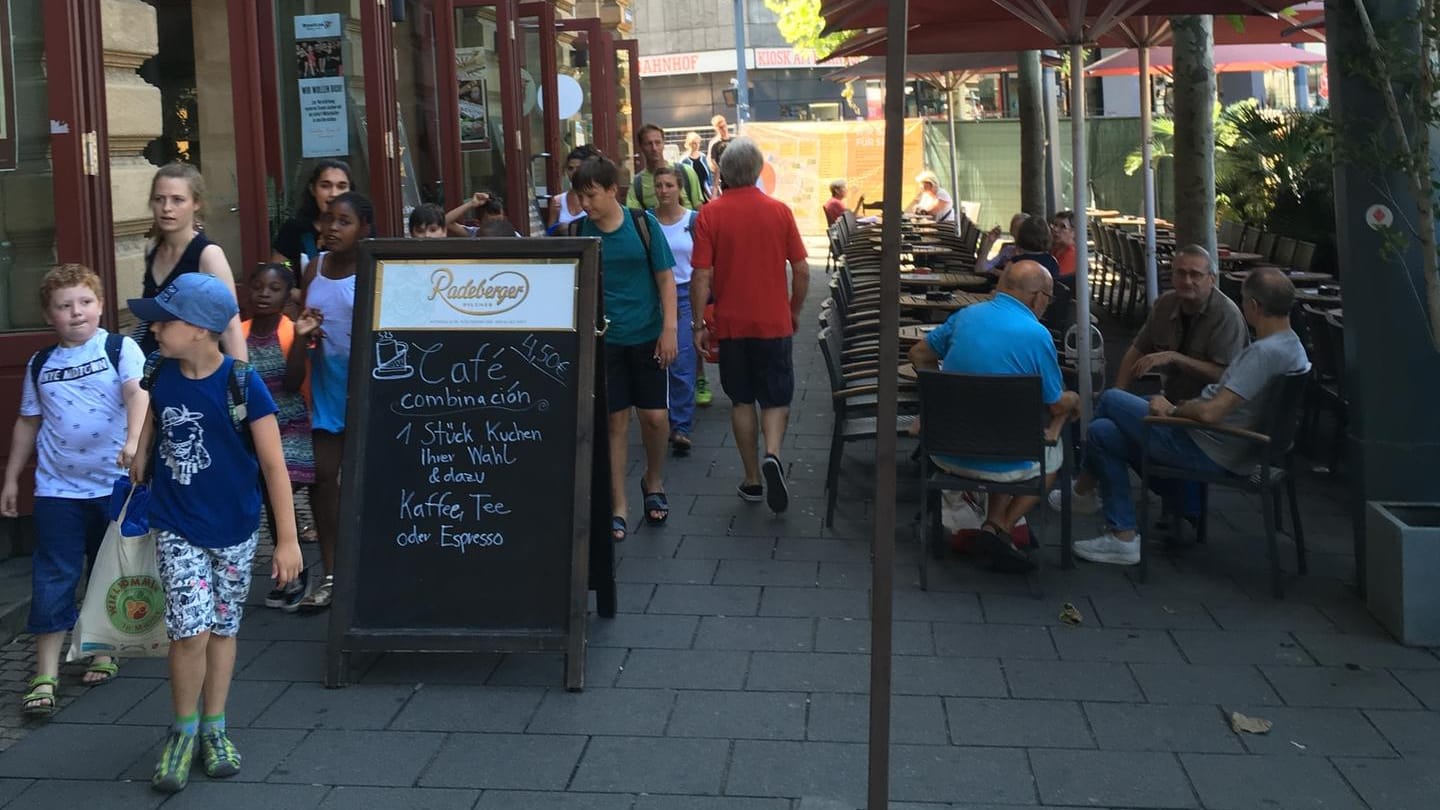 Engstelle Hauptbahnhof: Wegen der Bauarbeiten muss diese Gastronomie ihre Gäste näher zusammen rücken lassen.
