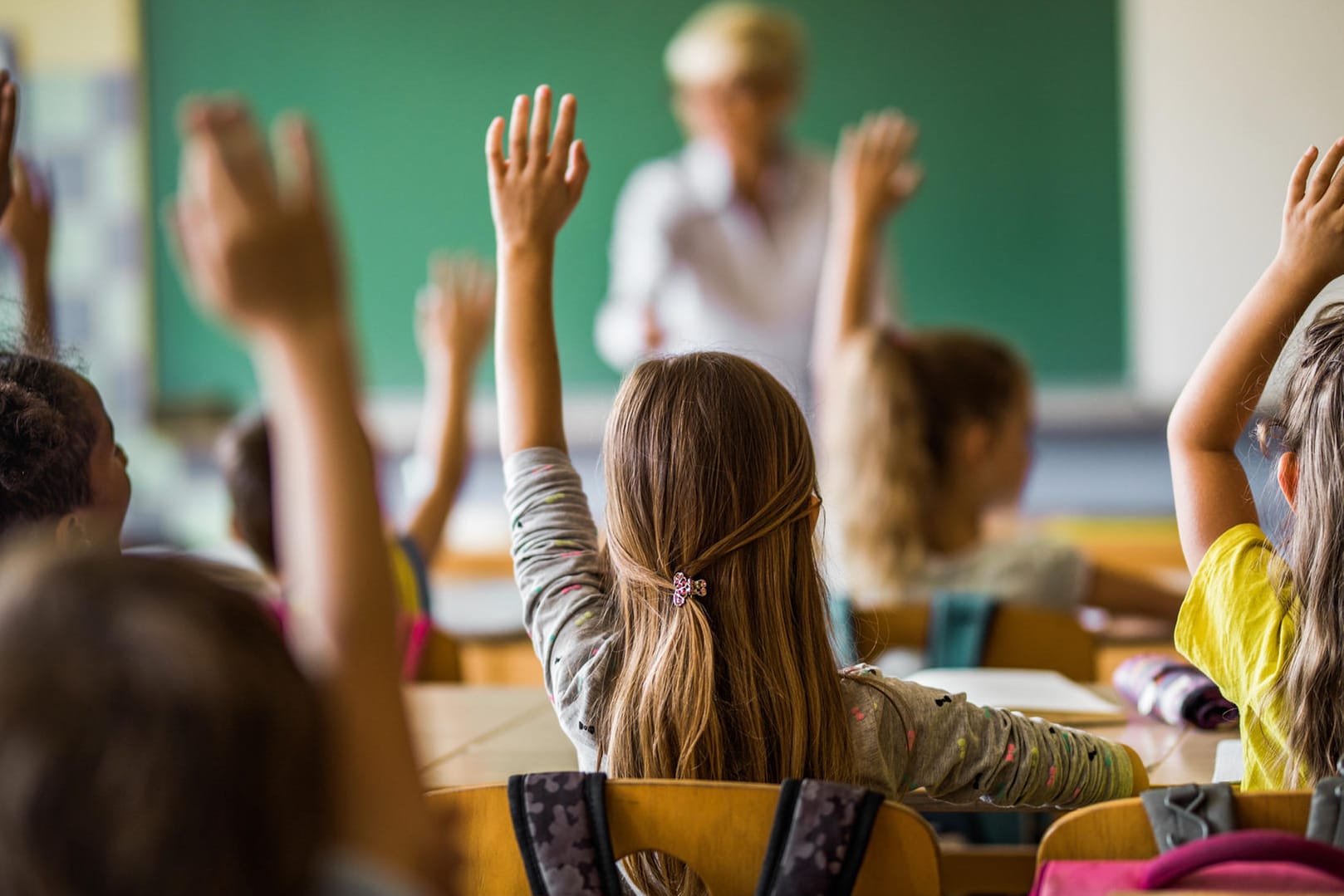 Grundschüler melden sich im Unterricht: Sozialarbeiter unterstützen Lehrer in Brennpunktschulen bei schwierigen Situationen. (Symbolbild)