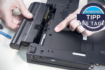 Ein Mann entfernt den Akku aus seinem Notebook: Der Zustand der Batterie lässt sich mit einem Windows-Tool überprüfen.