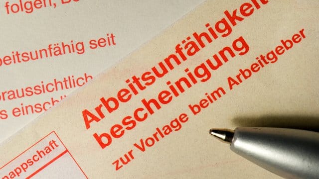 Achtung: Manche Arbeitgeber können die schriftliche Krankschreibung schon nach dem ersten Tag der Krankheit einfordern.