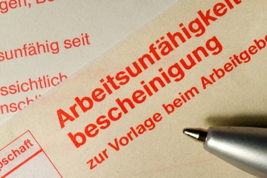 Achtung: Manche Arbeitgeber können die schriftliche Krankschreibung schon nach dem ersten Tag der Krankheit einfordern.