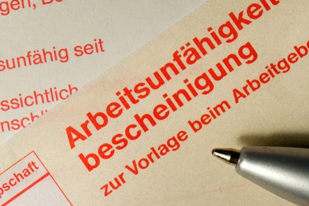 Achtung: Manche Arbeitgeber können die schriftliche Krankschreibung schon nach dem ersten Tag der Krankheit einfordern.