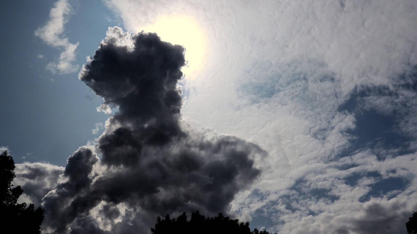 Wolken schieben sich vor die Sonne: Gegen die Dürre richten die Schauer nur wenig aus. (Symbolbild)
