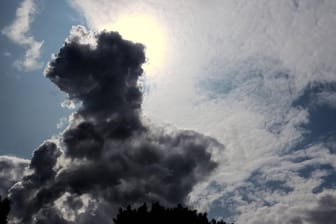 Wolken schieben sich vor die Sonne: Gegen die Dürre richten die Schauer nur wenig aus. (Symbolbild)