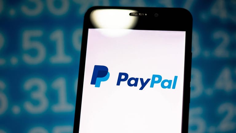 Das Logo von PayPal auf einem Smartphone: Verbraucherschützer warnen vor einer neuen Betrugsmethode mit dem Bezahldienst.