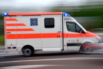 Ein Krankenwagen im Einsatz: Ein Mann ist in Unterfranken tot aus dem Main geborgen worden.