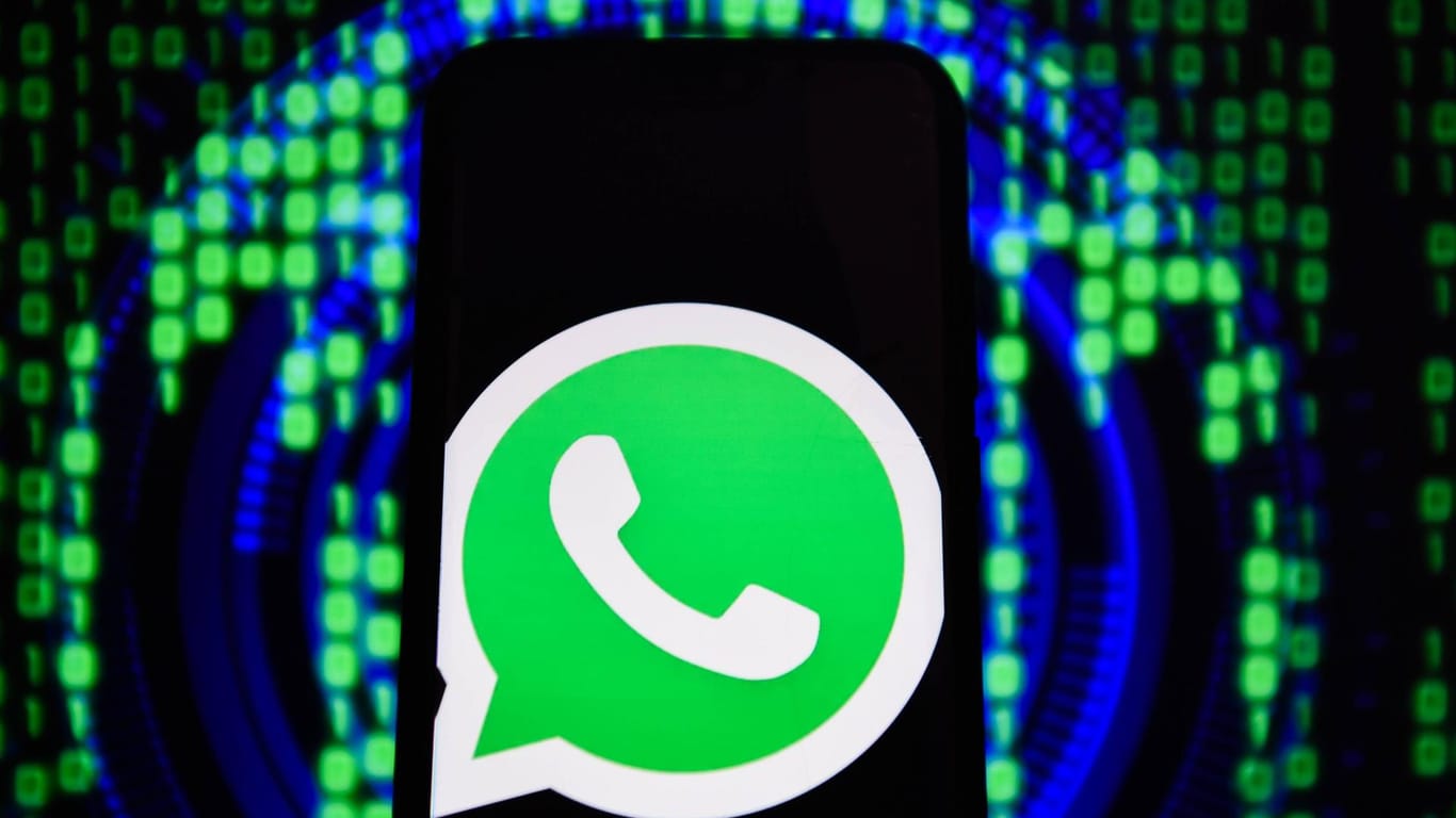 Das WhatsApp-Logo auf einem Smartphone: Nutzer von iPhones können Profilbilder von Kontakten nicht mehr herunterladen.