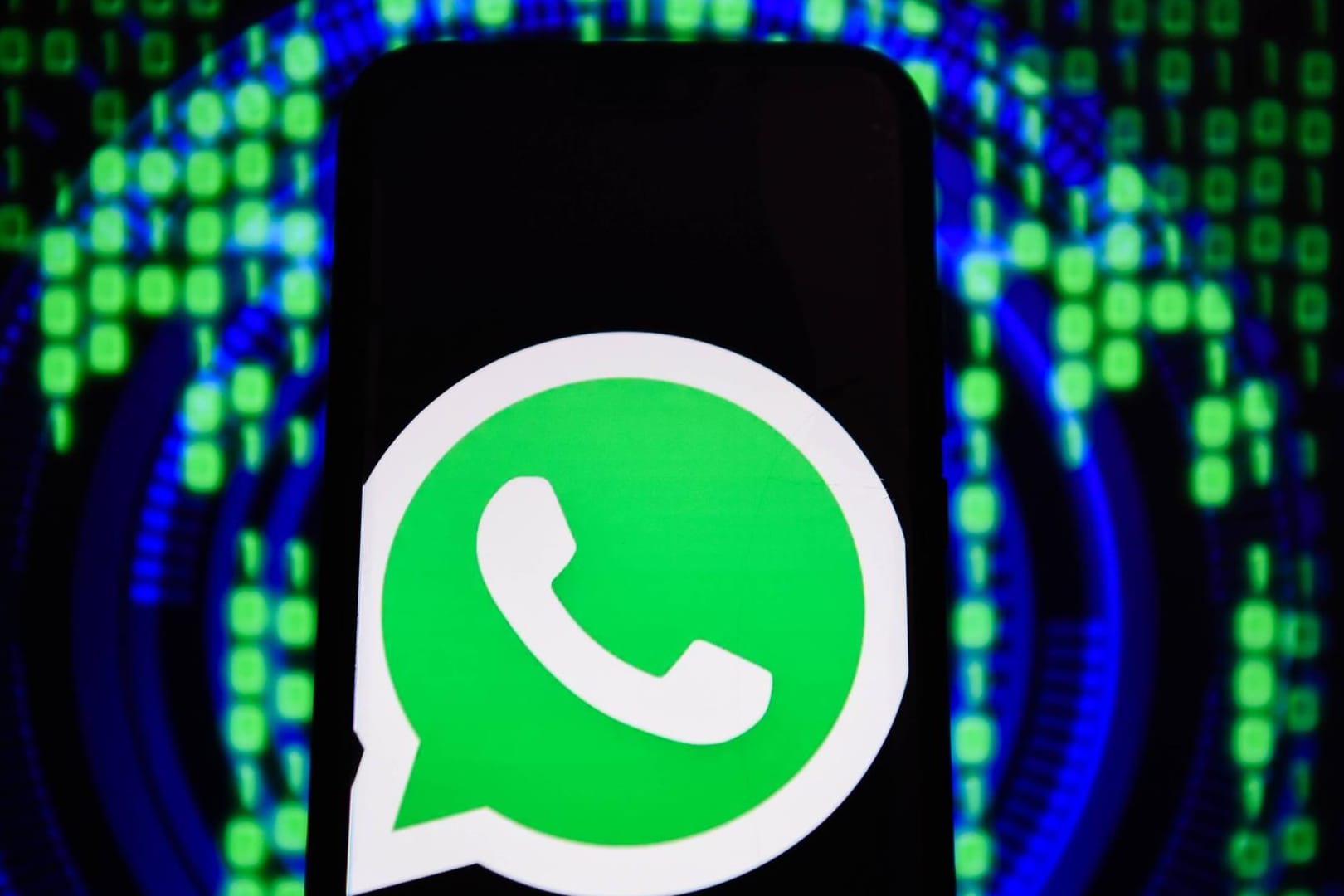 Das WhatsApp-Logo auf einem Smartphone: Nutzer von iPhones können Profilbilder von Kontakten nicht mehr herunterladen.