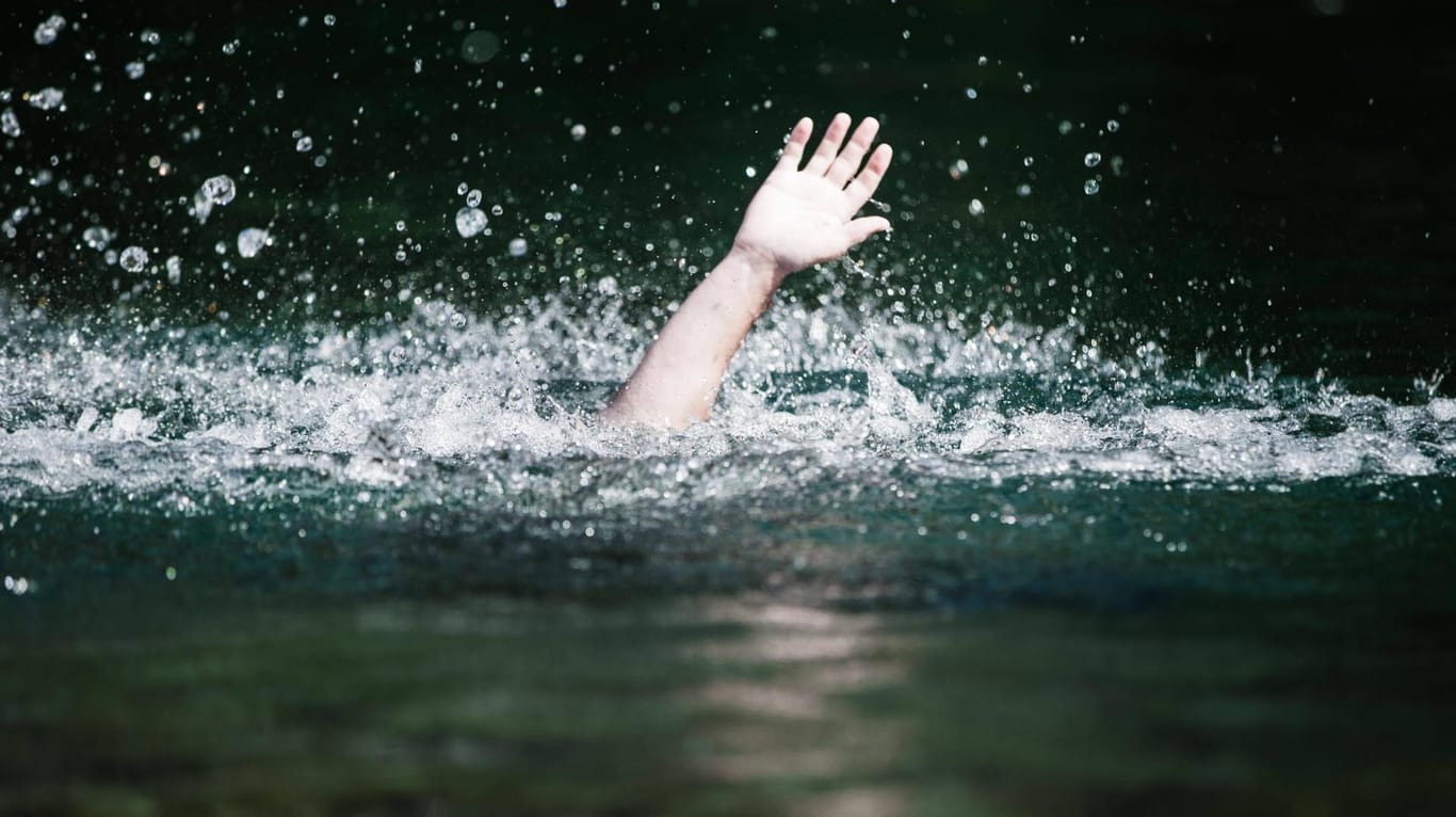 Eine Hand im Wasser winkt um Hilfe: In Bremen kommt es immer wieder zu tödlichen Badeunfällen. (Symbolbild)