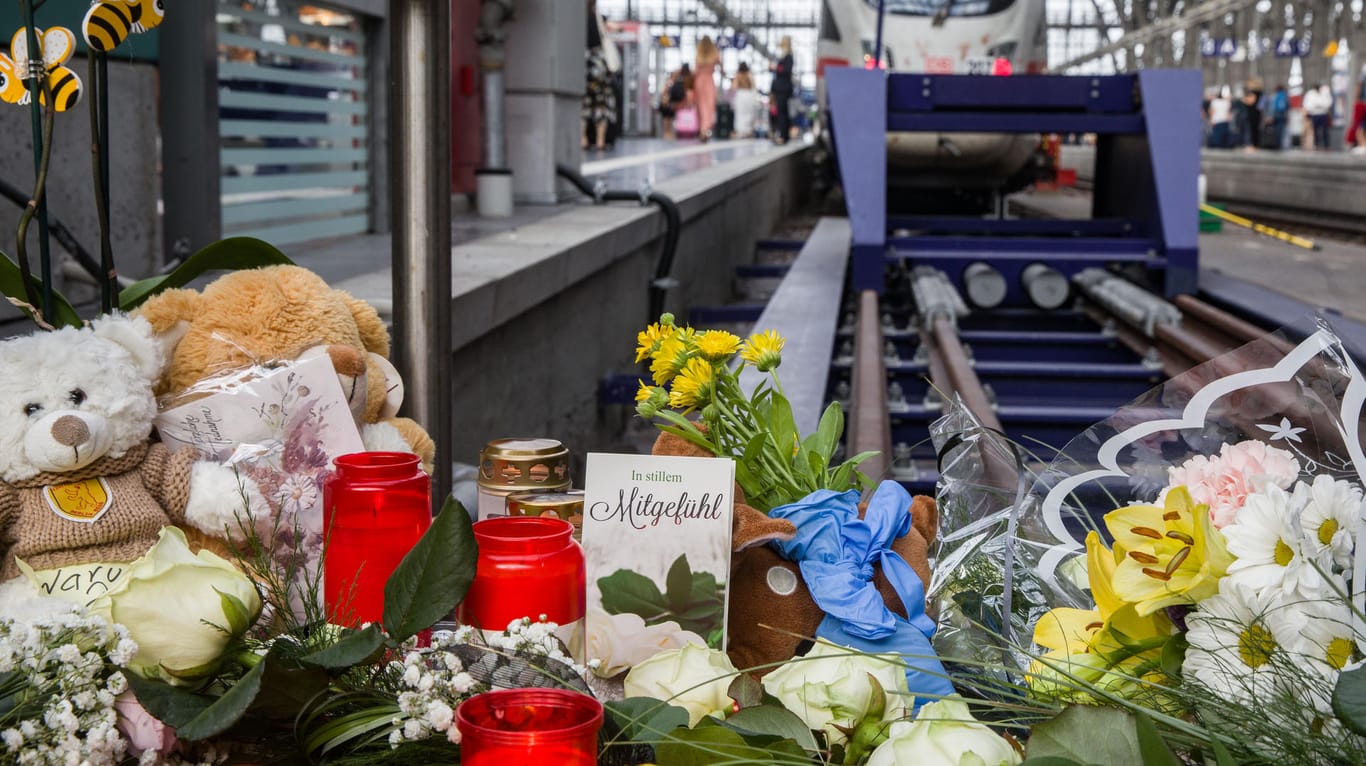 Blumen und Kerzen an Gleis 7 des Frankfurter Hauptbahnhofs: Ein achtjähriger Junge war von einem Mann vor den einfahrenden ICE gestoßen und getötet worden