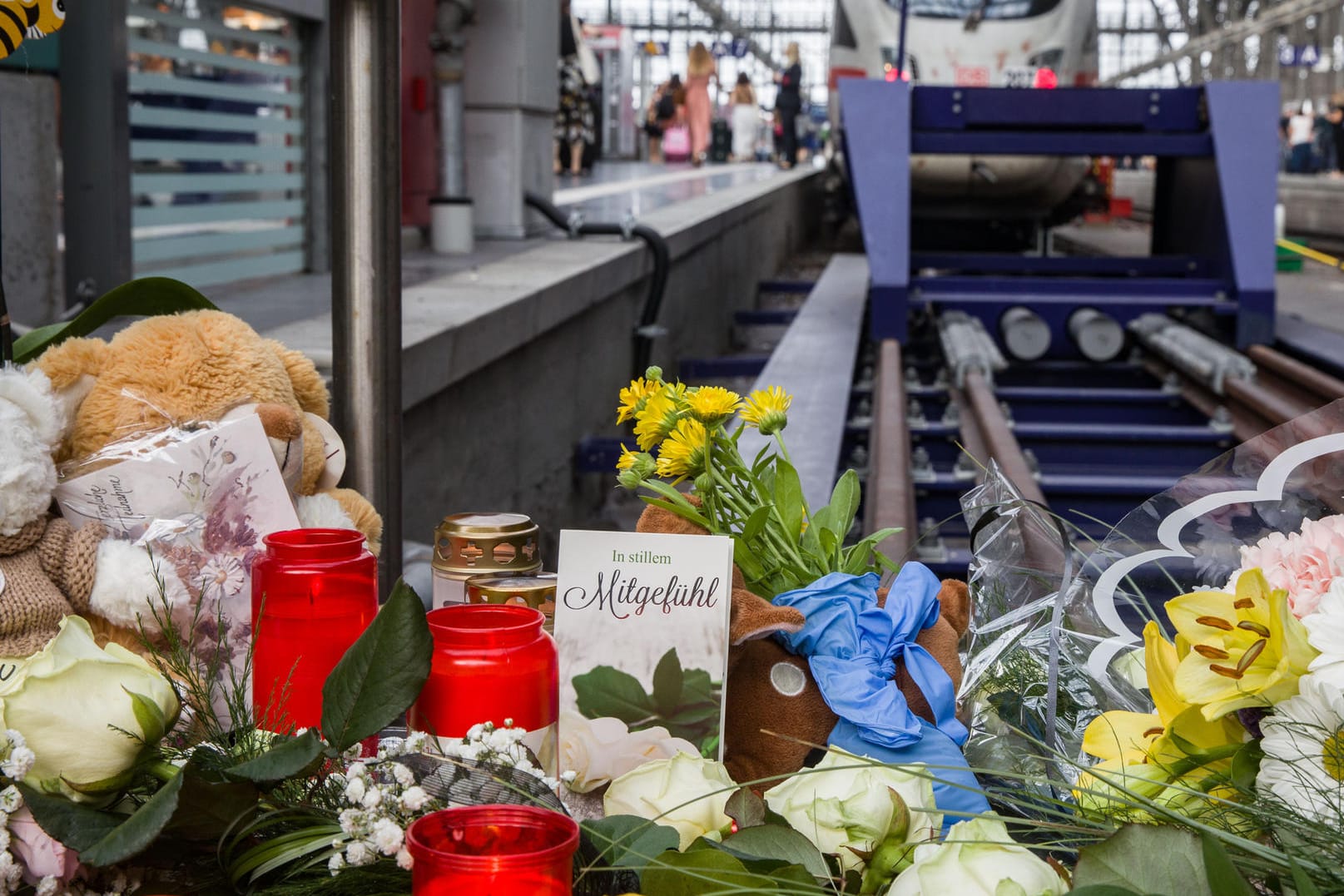 Blumen und Kerzen an Gleis 7 des Frankfurter Hauptbahnhofs: Ein achtjähriger Junge war von einem Mann vor den einfahrenden ICE gestoßen und getötet worden