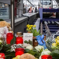 Blumen und Kerzen an Gleis 7 des Frankfurter Hauptbahnhofs: Ein achtjähriger Junge war von einem Mann vor den einfahrenden ICE gestoßen und getötet worden