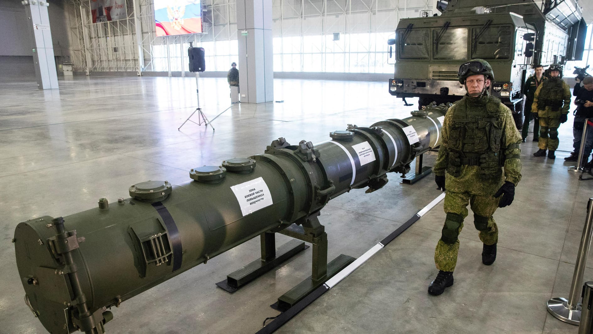 Kubinka in Russland: Ein russischer Offizier geht an dem neuen Marschflugkörper vom Typ 9M729 entlang, im Hintergrund ist die Startvorrichtung zu sehen.