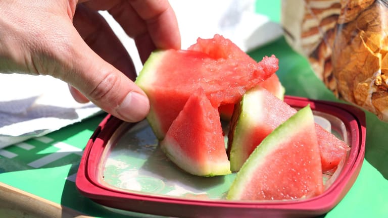 Wassermelone: Nicht nur das rote Fruchtfleisch ist reich an Vitaminen.