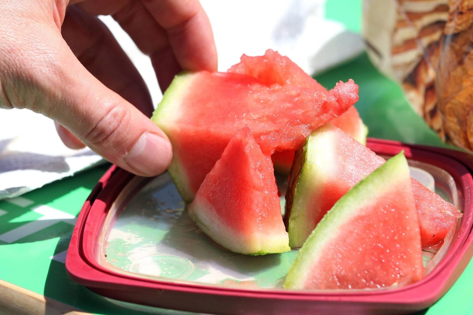 Wassermelone: Nicht nur das rote Fruchtfleisch ist reich an Vitaminen.