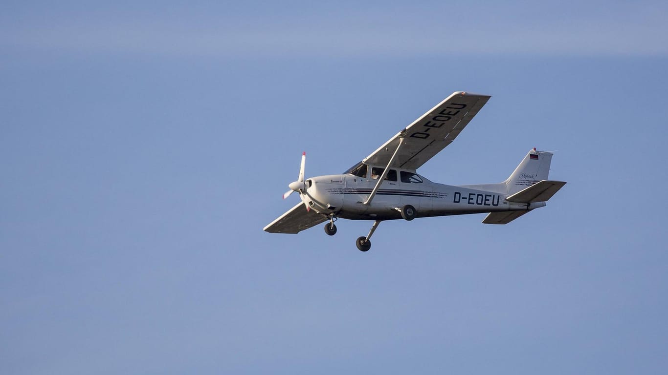 Eine Cessna 172R Skyhawk: Wegen eines Kleinflugzeuges ähnlichen Typs musste eine Passagiermaschine ihren Landeanflug am Flughafen Köln/Bonn abbrechen.