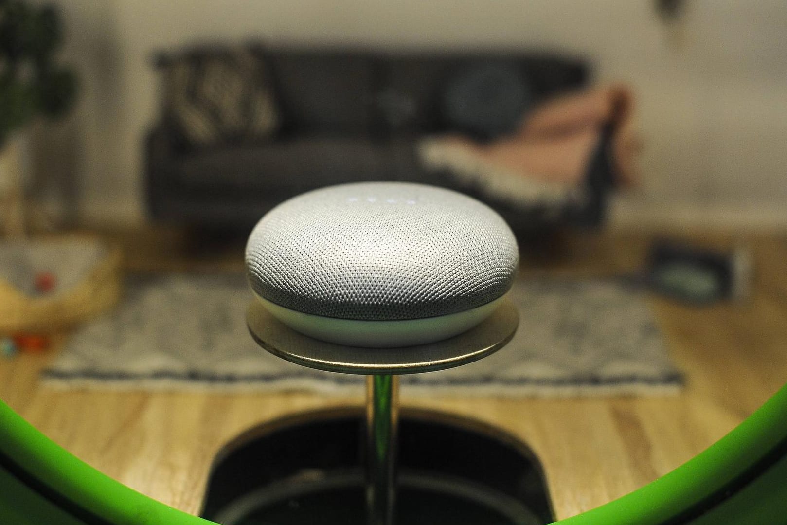 Ein Google Home Mini steht in einem Wohnzimmer: Die Sprachaufnahmen werden teilweise von menschlichen Mitarbeitern ausgewertet.