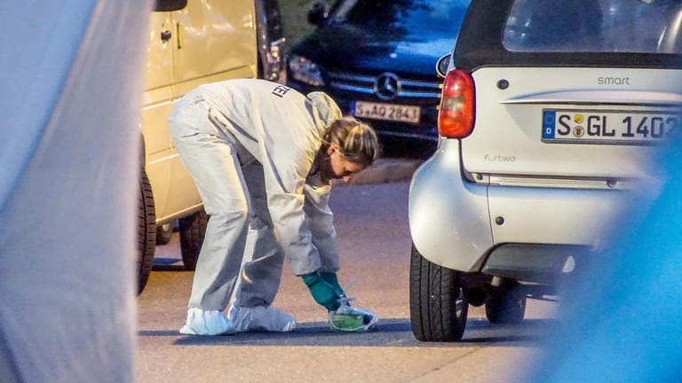 Stuttgart: Ein Polizistin der Spurensicherung arbeitet an einem Tatort. Bei einer Auseinandersetzung in Stuttgart ist ein Mann tödlich verletzt worden.