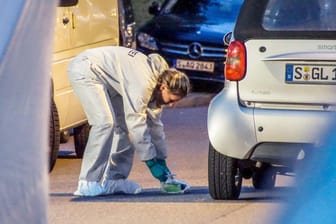 Stuttgart: Ein Polizistin der Spurensicherung arbeitet an einem Tatort. Bei einer Auseinandersetzung in Stuttgart ist ein Mann tödlich verletzt worden.