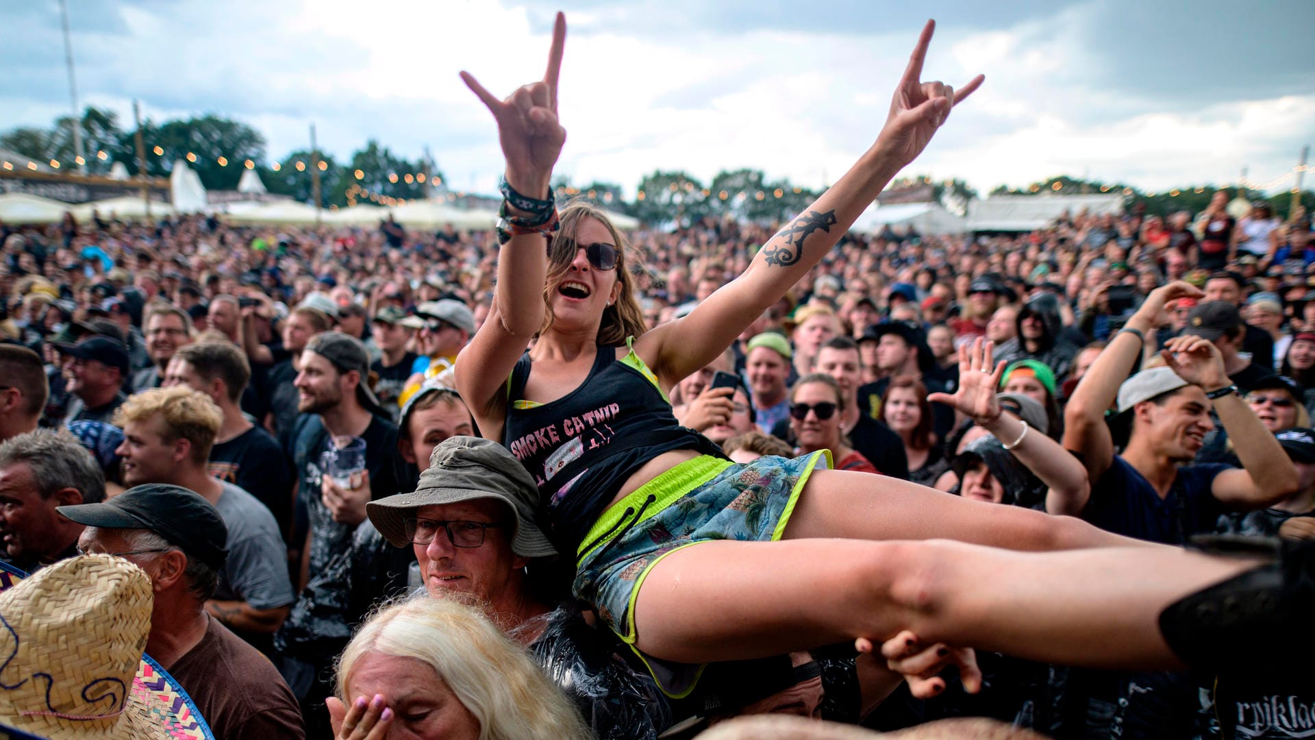 Auftakt Wacken: Zahlreiche Musikfans feiern das größte Metal-Festival.