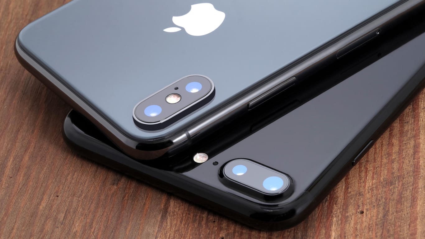 Ein iPhone X und ein iPhone 7 liegen aufeinander: Apple hat ein Update veröffentlicht, das mehrere Sicherheitslücken schließt.