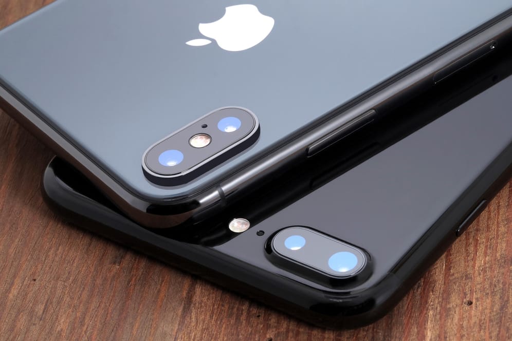 Ein iPhone X und ein iPhone 7 liegen aufeinander: Apple hat ein Update veröffentlicht, das mehrere Sicherheitslücken schließt.
