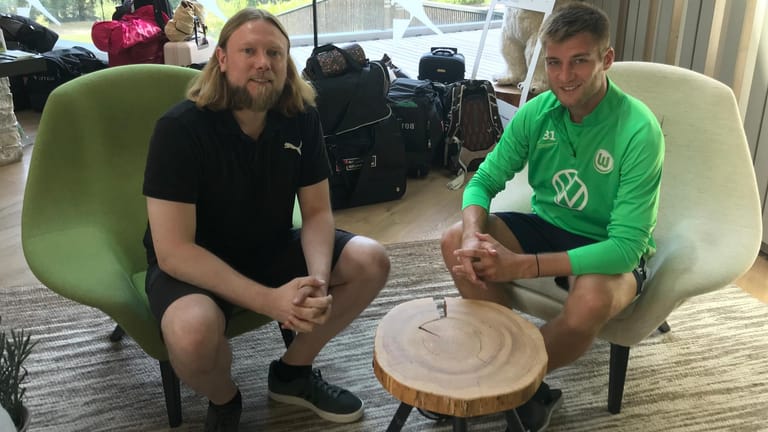 Robin Knoche (r.) sprach mit t-online.de-Sportredakteur Alexander Kohne während des Trainingslagers der Wolfsburger im österreichischen Schladming.