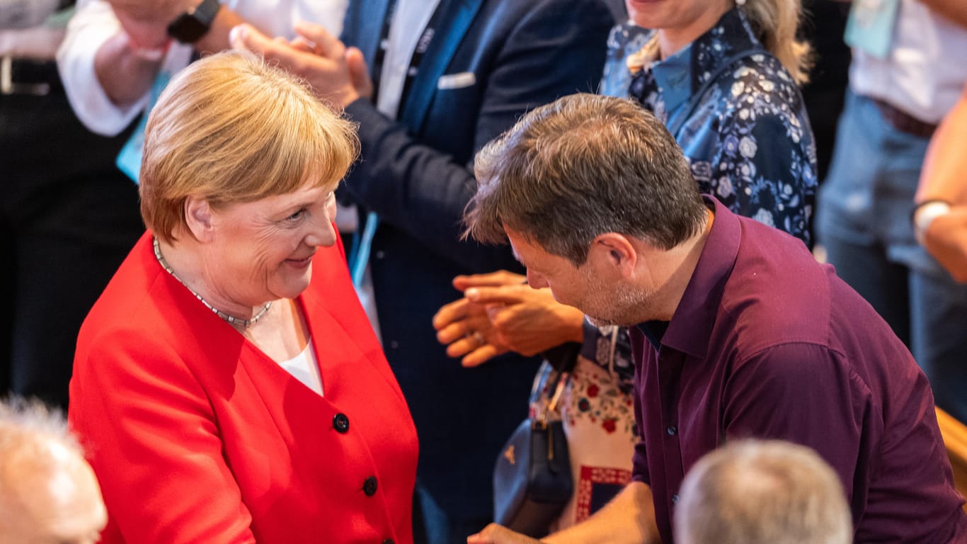 In der Wählergunst auf Augenhöhe: Angela Merkel (CDU) und Robert Habeck (Grüne) bei einer Veranstaltung in Dresden.