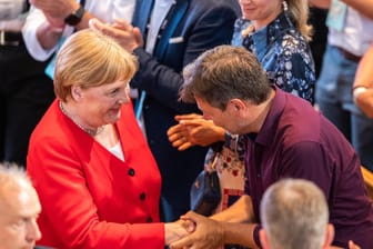 In der Wählergunst auf Augenhöhe: Angela Merkel (CDU) und Robert Habeck (Grüne) bei einer Veranstaltung in Dresden.