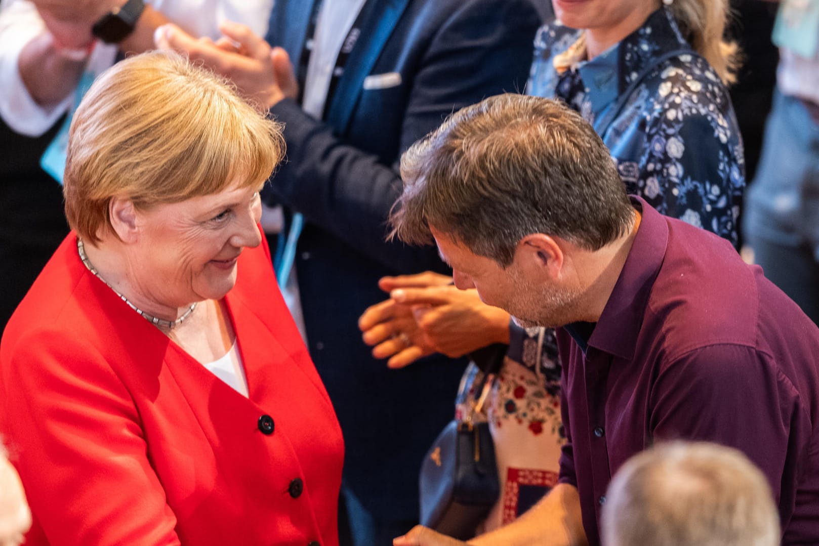 In der Wählergunst auf Augenhöhe: Angela Merkel (CDU) und Robert Habeck (Grüne) bei einer Veranstaltung in Dresden.