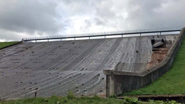 Der beschädigte Staudamm am Toddbrook Reservoir nahe Whaley Bridge. Der beschädigte Staudamm am Toddbrook Reservoir nahe Whaley Bridge.