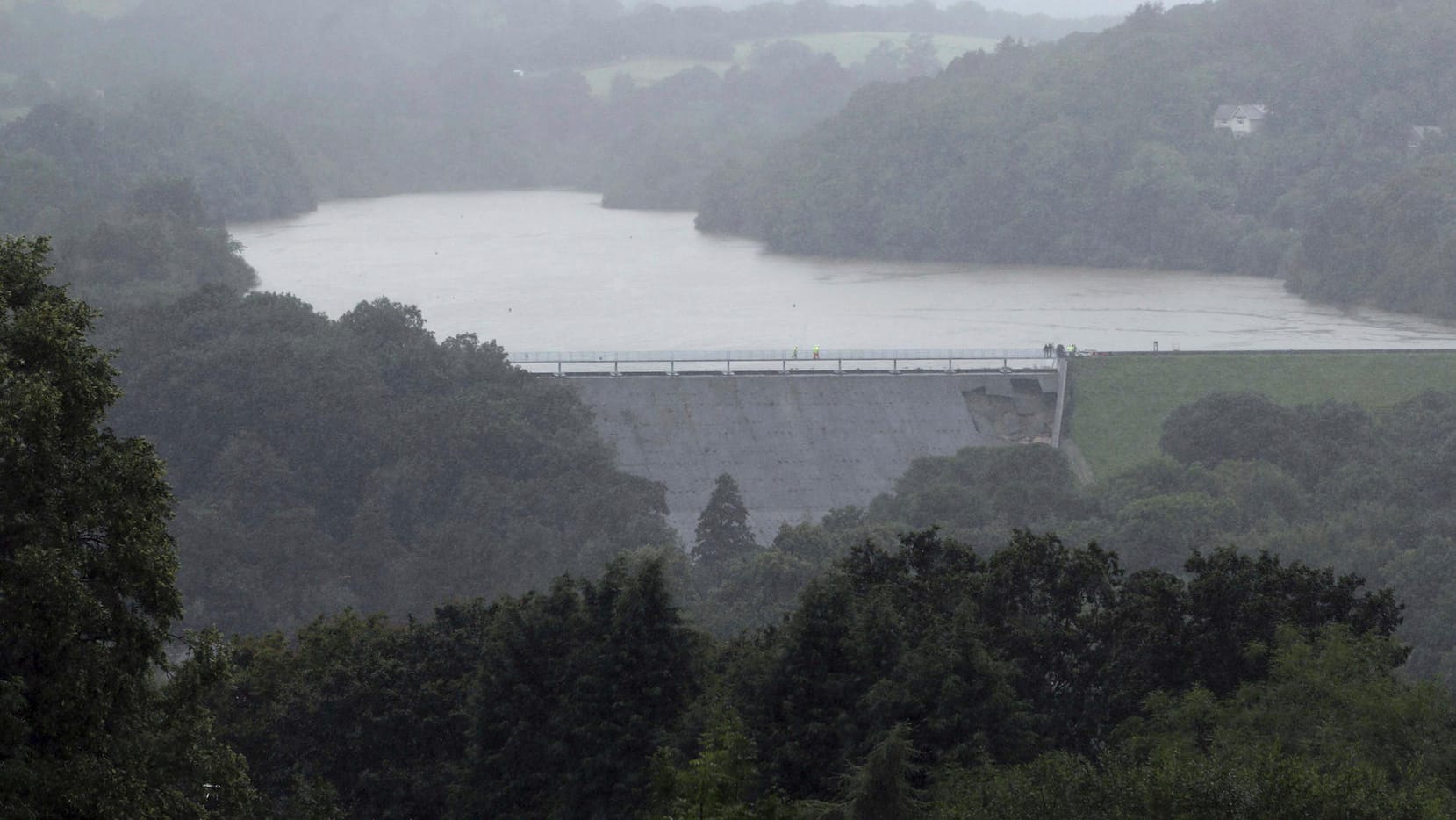 Der Damm nahe des Ortes Whaley Bridge droht zu brechen.