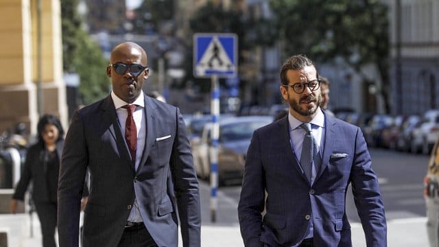 Damien Granderson (l), Anwalt aus den USA, und Slobodan Jovicicic, Anwalt von US-Rapper Asap Rocky, kommen zum zweiten Tag der Gerichtsverhandlung in Stockholm.