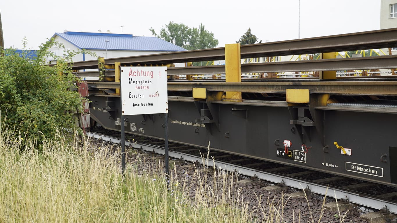 In einem kleinen Ort: Auf gut 150 Metern Länge sind Schienen auf einem Gelände der DB Bahnbau weiß gestrichen. Getestet wird, ob das Verformungen verhindern kann.
