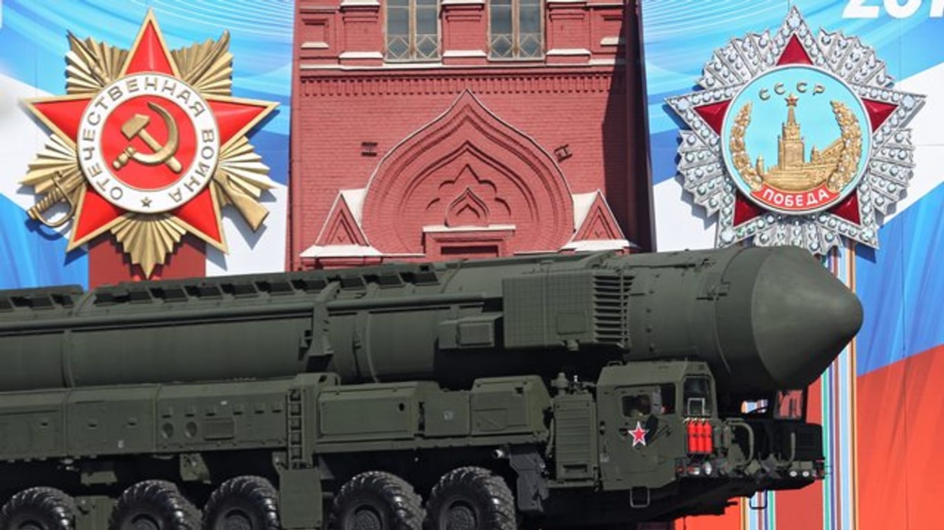 Eine mobile ballistische Interkontinentalrakete wird während einer Militärparade über den Roten Platz in Moskau gefahren.