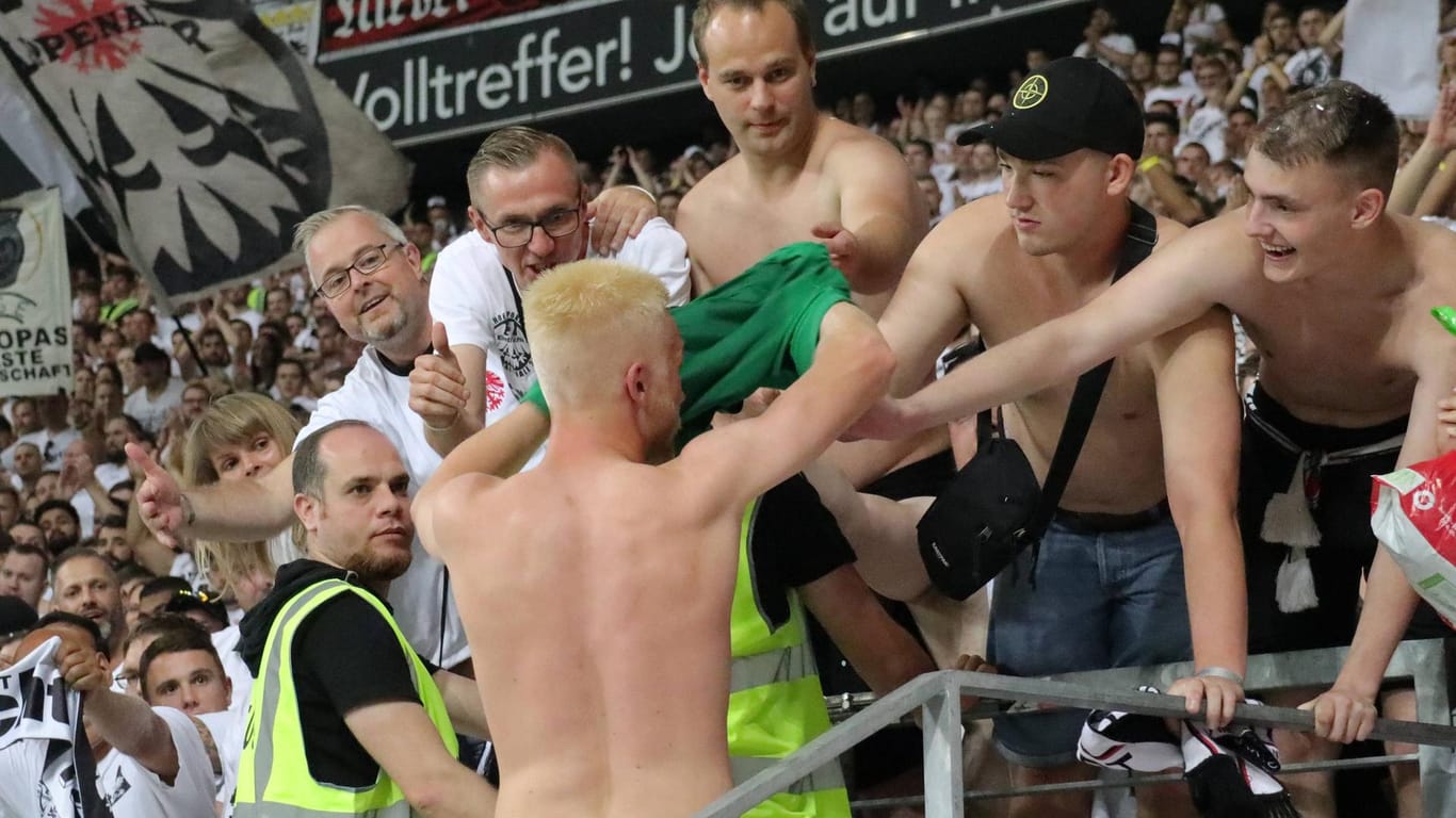 Tallinns Henri Järvelaid wurde nach dem Spiel von den Frankfurt-Fans gefeiert und schenkte ihnen sein Trikot.