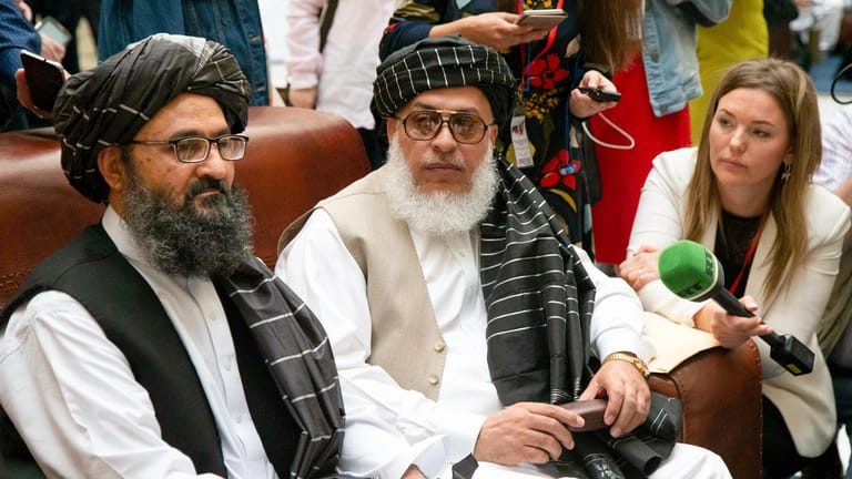 Russland, Moskau: Mullah Abdul Ghani Baradar (l), Vize-Chef der Taliban aus Afghanistan, und Sher Mohammad Abbas Staneksai (M), Verhandlungsführer der Taliban, sprechen zu Journalisten