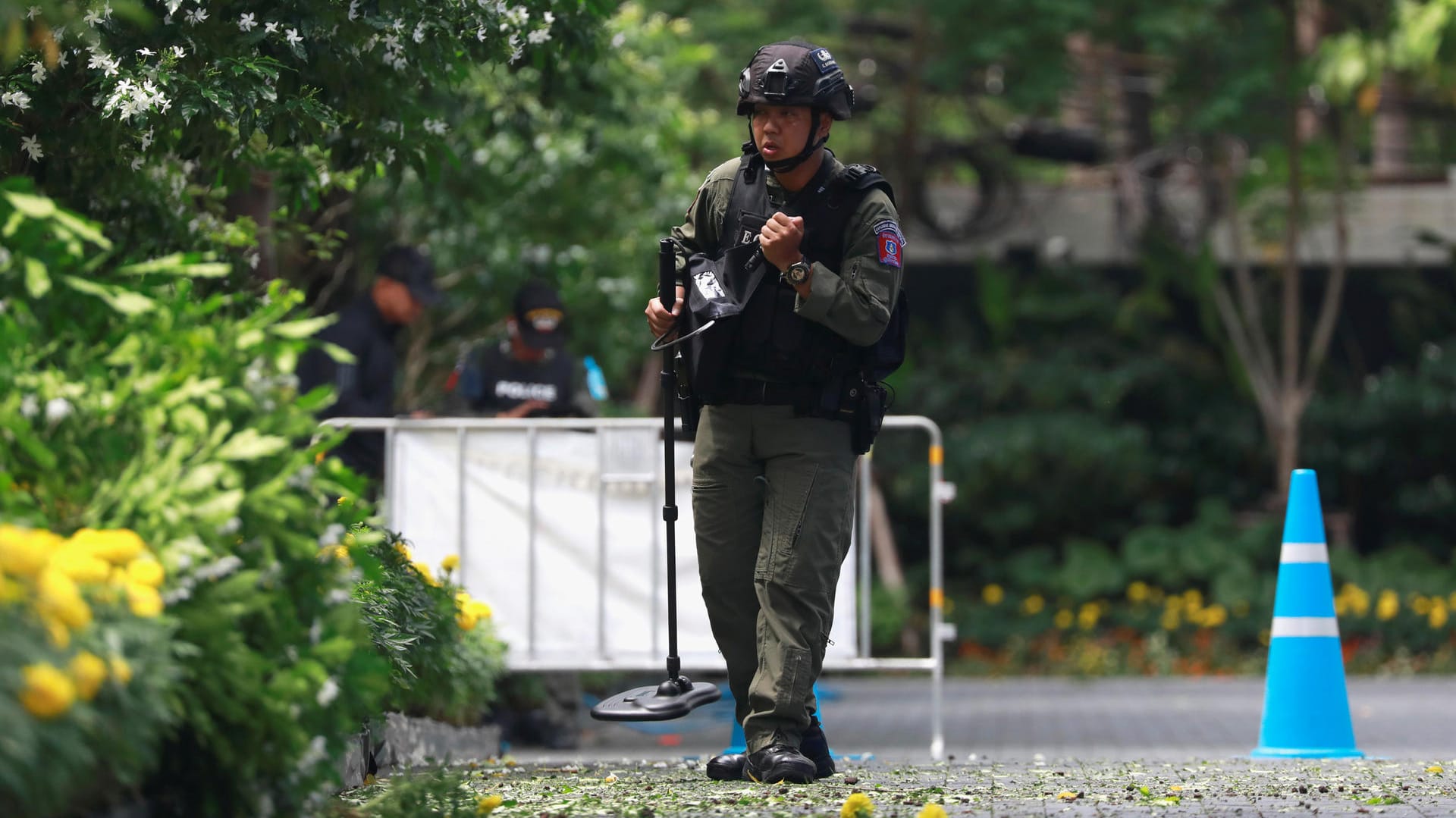 Ein thailändischer Polizist in Bangkok: Zwei Frauen wurden bei den Explosionen verletzt.