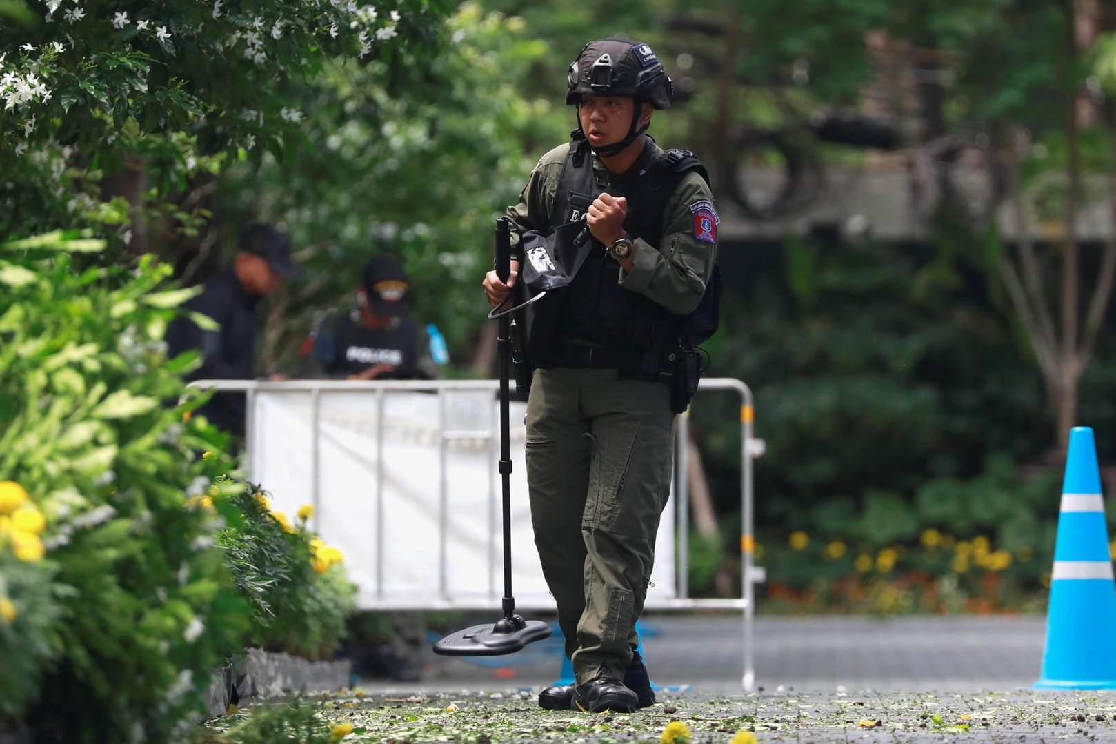 Ein thailändischer Polizist in Bangkok: Zwei Frauen wurden bei den Explosionen verletzt.