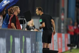 Schiedsrichter Bastian Dankert bedient sich des Videobeweises beim Spiel Bielefeld gegen St.