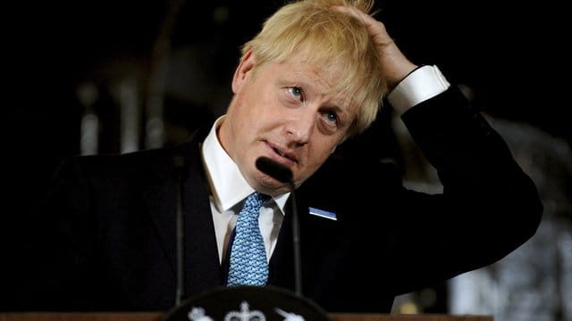 Boris Johnsons ohnehin schon knappe Mehrheit im Parlament ist nach einer Nachwahl auf eine einzige Stimme geschmolzen. Boris Johnsons ohnehin schon knappe Mehrheit im Parlament ist nach einer Nachwahl auf eine einzige Stimme geschmolzen.