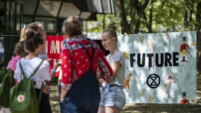 Teilnehmer des "Sommerkongresses" der Fridays for Future Bewegung stehen im Dortmunder Revierpark.