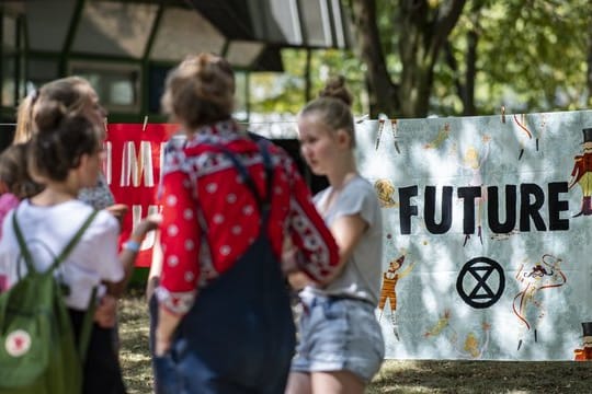 Teilnehmer des "Sommerkongresses" der Fridays for Future Bewegung stehen im Dortmunder Revierpark.