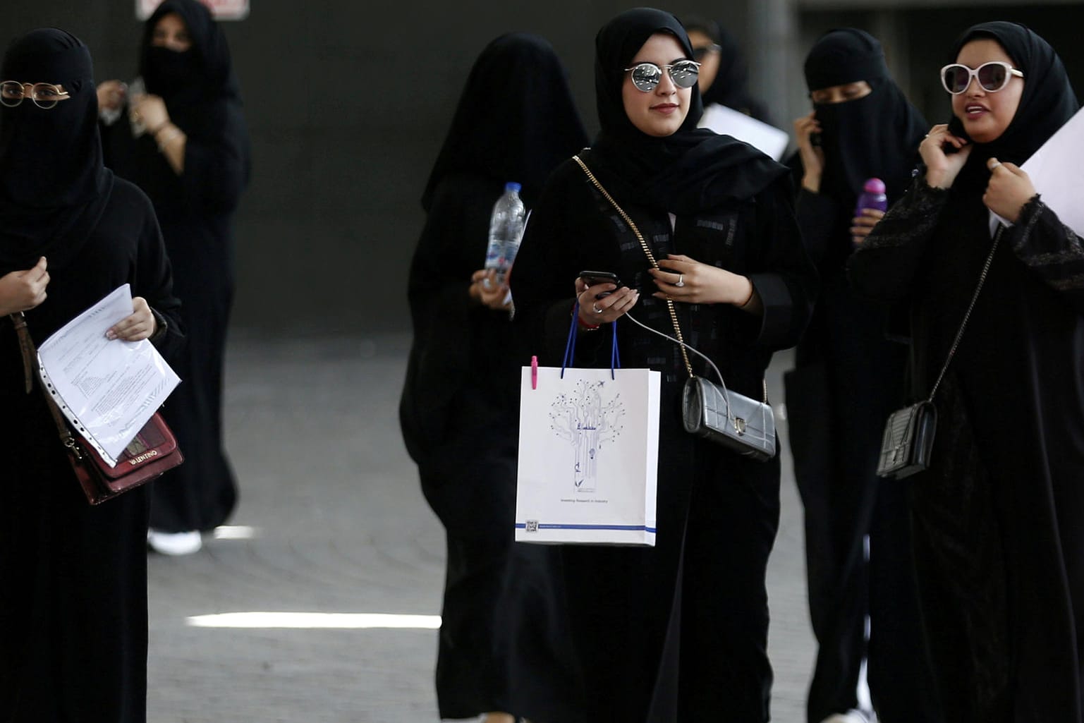 Studentinnen in Saudi-Arabien (Symbolfoto): Frauen sollen künftig ohne Erlaubnis eines Mannes ins Ausland reisen können.