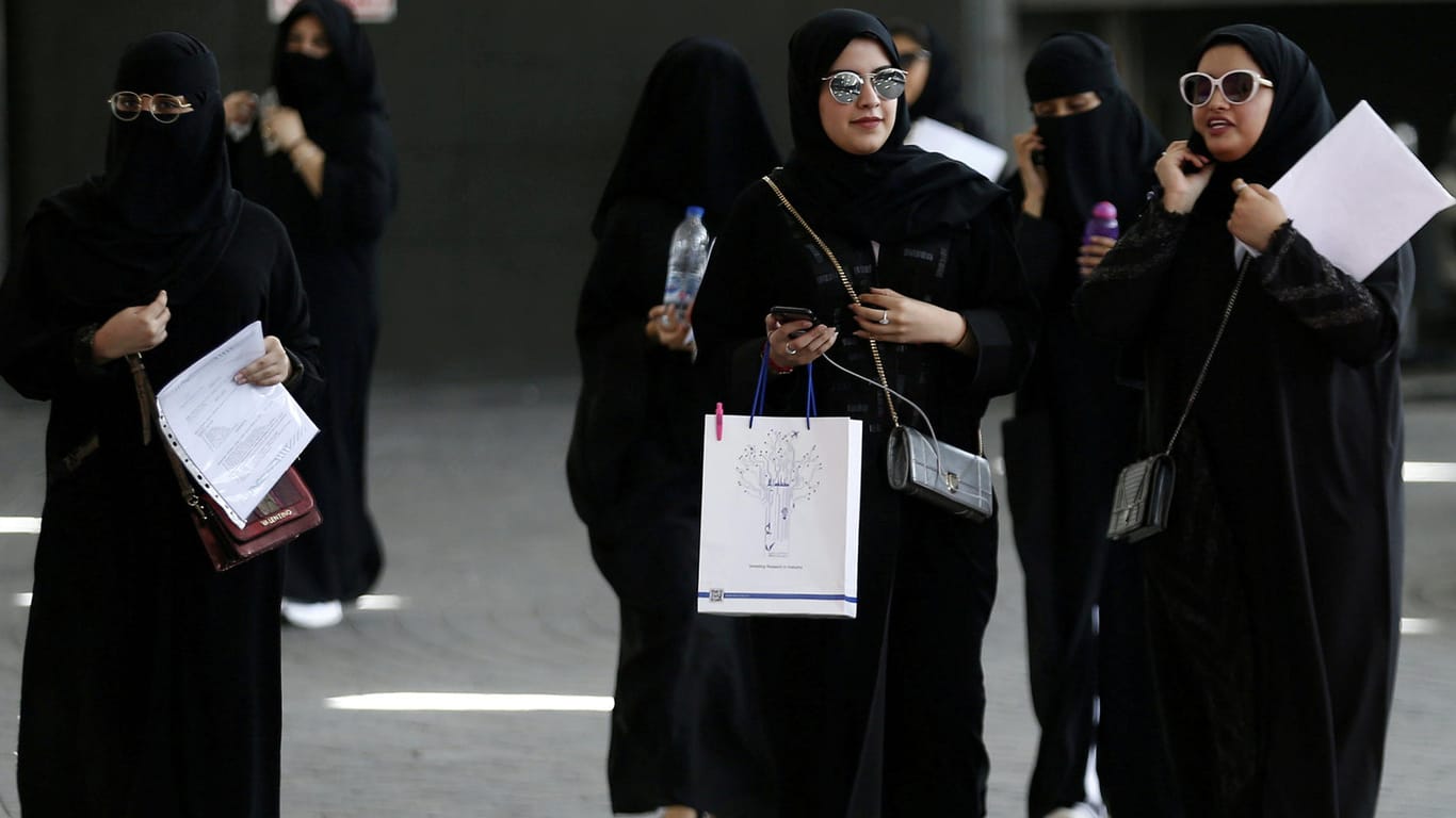 Studentinnen in Saudi-Arabien (Symbolfoto): Frauen sollen künftig ohne Erlaubnis eines Mannes ins Ausland reisen können.