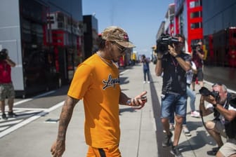 Ist mehr mit seinem Smartphone als mit der Zukunft von Konkurrent Max Verstappen beschäftigt: Mercedes-Star Lewis Hamilton.